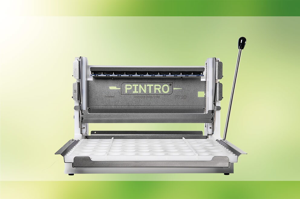 PINTRO P720 manuele brochettemachine met banner wit